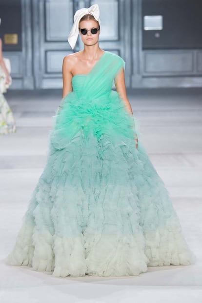 Giambattista Valli apuesta por la feminidad de rayas y flores