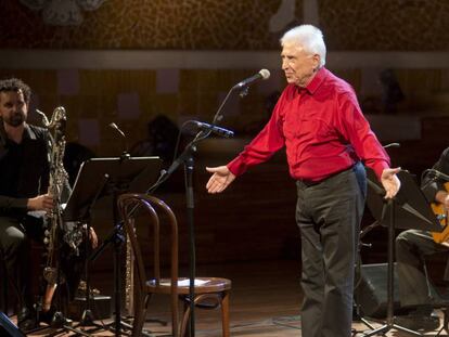 Raimon en una actuaci&oacute;n en el Palau de la M&uacute;sica el 5 de mayo.