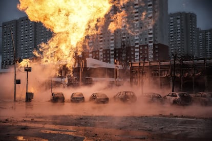 Varios coches de un concesionario del centro de Kiev arden tras el impacto de un misil ruso, este martes.