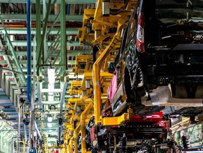 Línea de producción de la furgoneta Transit Connect en Ford Almussafes (Valencia).