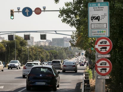 Un cartel en la avenida Diagonal avisa del inicio de la Zona de Bajas Emisiones de Barcelona, este viernes.