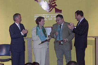 Pepa Bengoechea y Andrés Krakenberger sostienen sus premios en presencia de Azkarraga (izquierda) e Ibarretxe.