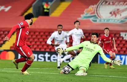 El portero del Real Madrid Thibaut Courtois para el balón tras un disparo de Salah.