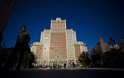 El Edificio España visto desde la plaza homónima.