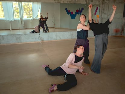 Carmen Angulo, Paula Comitre y Florencia Oz, durante el programa de residencias creativas 'In-Progress', en Torrox (Málaga), en una imagen cedida.