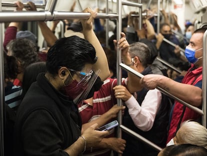 Un grupo de viajeros en el metro de Ciudad de México tras el regreso a semáforo naranja.