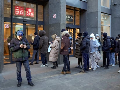 Cola de clientes de Uniqlo frente a una tienda de la firma en San Petersburgo, este jueves.