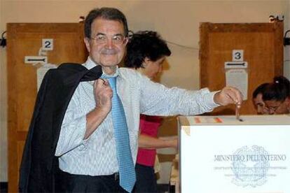 Romano Prodi y su esposa, Flavia, votan en Bolonia, norte de Italia.