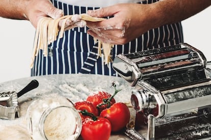 Giuseppe Russolillo es experto en comida italiana. Por su nombre... es obvio. “¡Camarero!: pasta fría con berenjenas, escarola salteada y granada”.  La pasta en un italiano es inevitable. Russolillo recuerda que la ración estándar debe estar entre 80 gramos y 100, y ser de grano duro. Consumirla 'al dente' es un capricho: “Es cuando más esplendor tienen sus cualidades organolépticas, aunque si se cocina más tiempo sacia más rápido y, tal vez, coma menos”. ¿Pizza? “Fina, que engorda menos”. Y no supere las dos porciones (delimitadas por el equivalente al dedo índice y corazón cuando hace el gesto de cortar). En la pasta o la pizza, las salsas y el queso “son invitados, no protagonistas”. Para Escribano, el postre siempre es “el IVA del 30% de un menú”. Russolillo propone una granada, por sus antioxidantes. Y zanjan: “Es difícil catalogar de saludable otra bebida que no sea agua”.