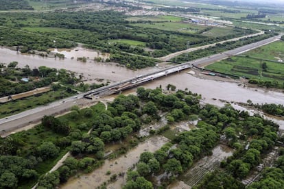 Fotografía aérea de una zona afectada en Sullana (Perú).