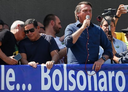 Bolsonaro discursa ao lado do vice-presidente Hamilton Mourão.