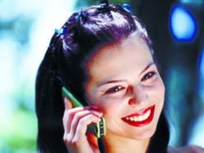 Mujer hablando por teléfono