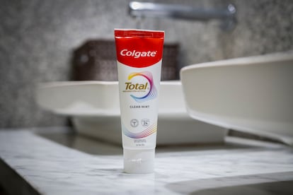 La pasta de Colgate, que recibió un aviso de riesgo sanitario.