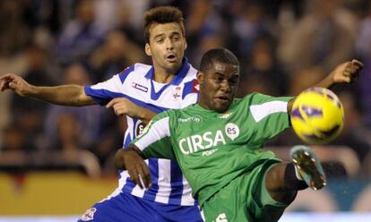 Campbell, que hizo el gol decisivo, ante Bruno Gama.