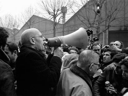 Michel Foucault, con meg&aacute;fono, y Jean-Paul Sartre, hablando con periodistas, durante una manifestaci&oacute;n, en 1972, frente a la f&aacute;brica de Renault en protesta contra el asesinato de Pierre Overney. 