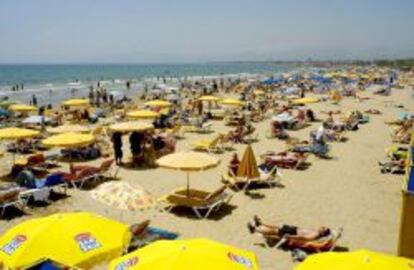 Turistas en la playa de Salou (Tarragona).