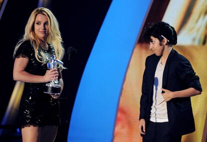 Lady Gaga, que entregó el premio de ‘Mejor video de pop’ en los VMA de MTV a Spears en 2011 un año después de conocerse en los Grammy, ha escrito en su cuenta de Twitter: “He amado a Britney Spears durante toda su carrera. La admiré, admiré su fuerza; empoderó a mucha gente y todavía lo hace. No podría estar más feliz por ti hoy. Nunca has merecido lo que te pasó”.