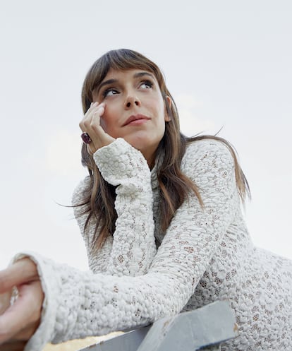 Vestido de CHLOÉ 
y anillo de TOUS ATELIER.