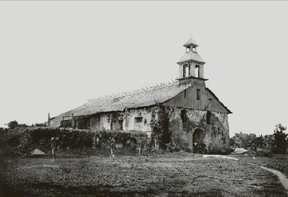 La iglesia de Baler, fotografiada en febrero de 1900, ocho meses después de finalizar el asedio.