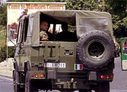 Un vehículo militar de la OTAN circula por las calles de Skopje, la capital macedonia.