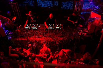 Dos DJs pinchando en el cierre de la discoteca Bora Bora de Ibiza. 