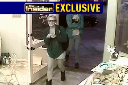 Una captura de pantalla (solo se han hecho públicas dos) del video grabado por la cámara de seguridad de la joyería de Venice (California) donde Lindsay Lohan está acusada del robo de un collar por valor de 2.500 dólares.