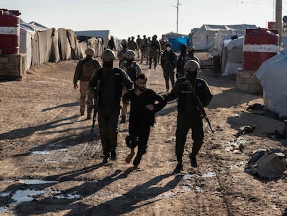 Redada de fuerzas kurdas en el campo de refugiados de Al Hol para buscar células durmientes del ISIS, en 2021.