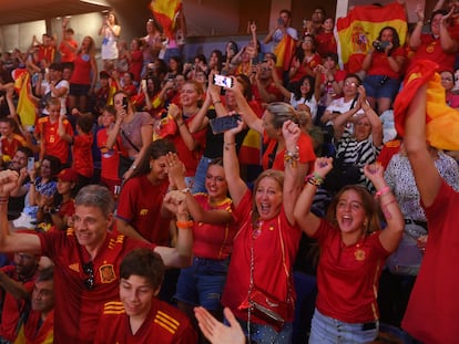 MADRID, SPAIN - AUGUST 20: Fans cheer Spain's victory while watching a live transmission on a giant screen the final of the FIFA Women's World Cup 2023 between England and Spain on August 20, 2023 in Madrid, Spain. (Photo by Denis Doyle/Getty Images)
