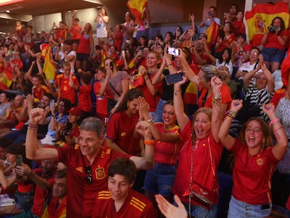 MADRID, SPAIN - AUGUST 20: Fans cheer Spain's victory while watching a live transmission on a giant screen the final of the FIFA Women's World Cup 2023 between England and Spain on August 20, 2023 in Madrid, Spain. (Photo by Denis Doyle/Getty Images)