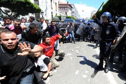 Enfrentamiento entre agentes de policía y estudiantes que exigen cambios políticos en Argelia.
