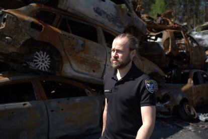 Eugeni Plashenko, de 41 años, capellán de la policía de Bucha, durante una visita a Irpin.