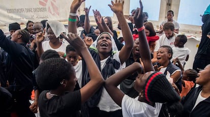 Un grupo de inmigrantes reza a bordo del 'Aquarius el 17 de junio, camino de Valencia.