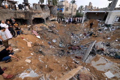 Cráter causado por un ataque israelí en Jan Yunis, al sur de la franja de Gaza, este martes.