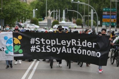 Protesters carry a banner with the message: "Stop Rider law, I am a self-employed worker" outside Congress on Tuesday.