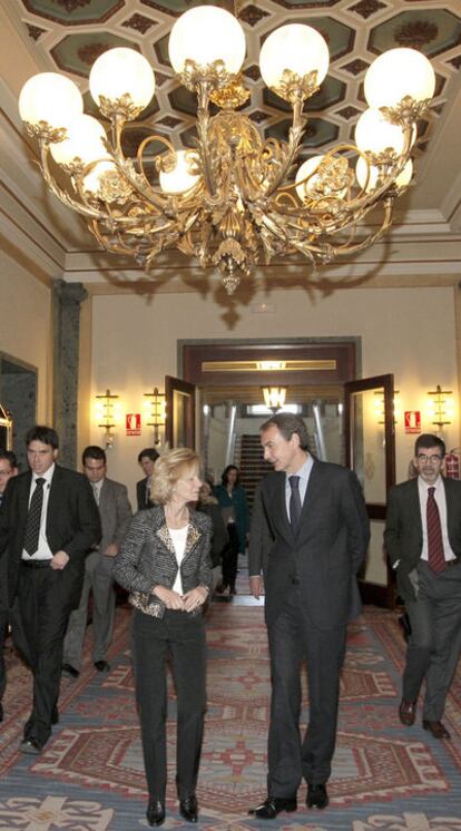 El presidente Zapatero y Elena Salgado, ayer en el Senado.