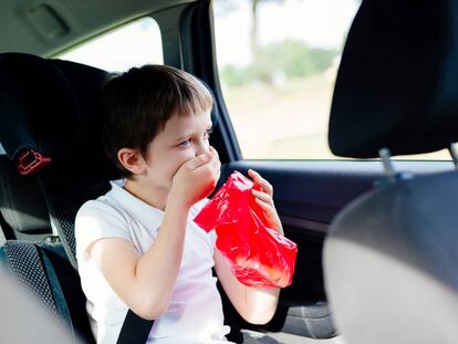 Cómo evitar los mareos de los niños en el coche