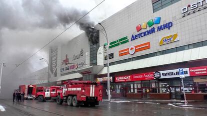 El incendio causó daños por unos 3.000 millones de rublos (unos 42,6 millones de euros). En la foto, el cuerpo de bomberos extingue el fuego en el centro comercial en Kémerovo (Rusia), el 25 marzo de 2018.