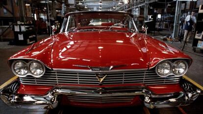 ‘Christine’ era solo un Plymouth Fury del 58 que estaba a punto de ser declarado chatarra, cuando Arnie (Keith Gordon), el tipo más apocado de su instituto, lo rescata de la casa de un anciano y decide restaurarlo. Christine tiene muchos extras como una radio donde solo se escuchan éxitos de los 50 y un espíritu maligno que le permite cobrar vida propia (mucho antes de que Tesla ensayara con los coches autónomos), autorepararse o cobrarse venganza de todos aquellos que importunan a su dueño. Si ya es malo tener una relación sentimental con un chalado de carne y hueso imagínense lo que tiene que ser mantener una relación sentimental con un monstruo metálico cuyo corazón es un motor 290 caballos y ocho cilindros en V.