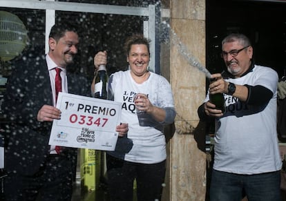 Celebración en la administracion situada en la calle Sicilia de Barcelona tras la venta de algunos pocos décimos del Gordo.