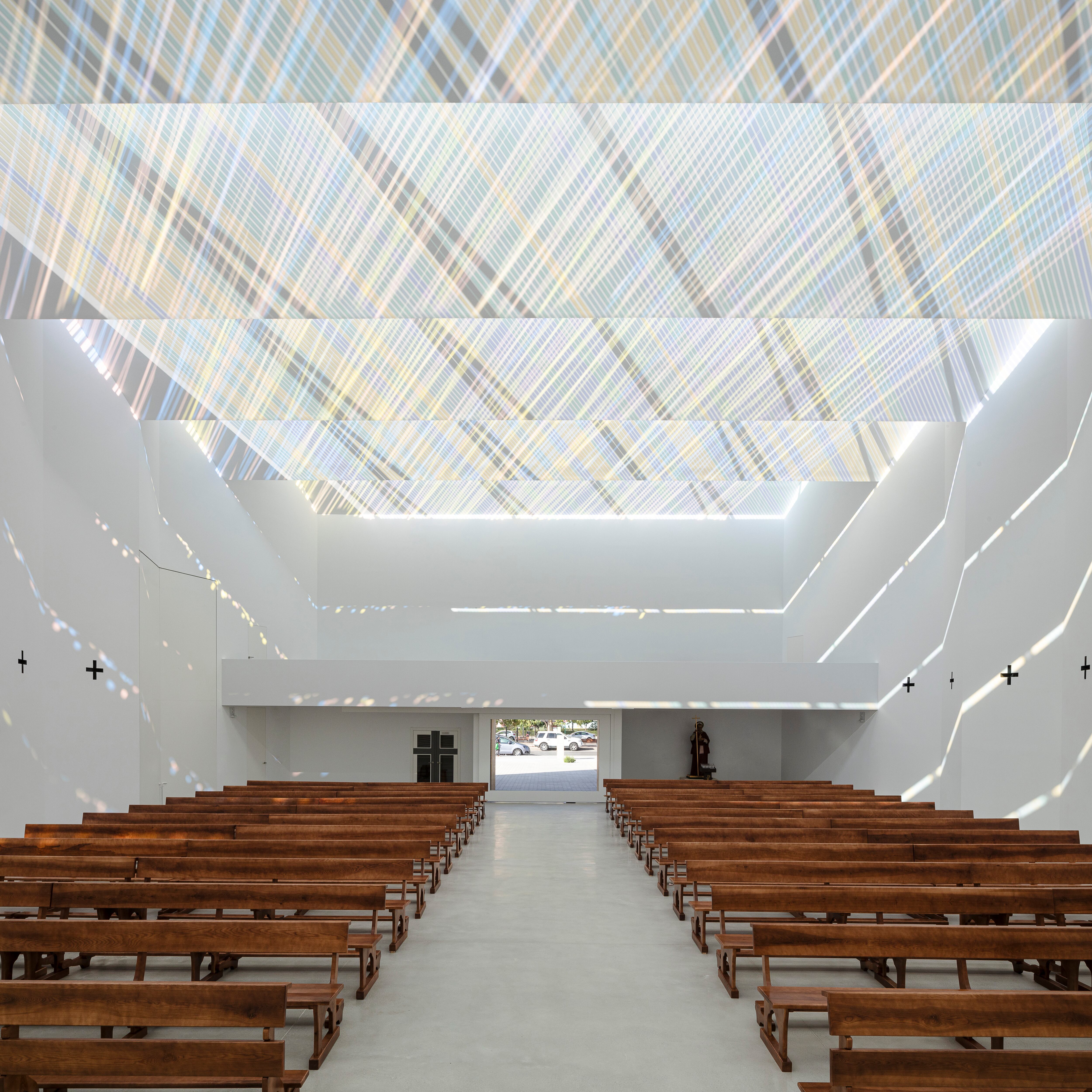 El vidrio de la cubierta colorea las paredes blancas del interior al reflejar la radiación solar.