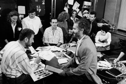 Gianni Versace, en el centro de la imagen, junto a su equipo de trabajo. El diseñador tuvo unos inicios difíciles en Milán, al norte de Italia, donde la familia, originaria de Calabria, instaló su cuartel general a finales de los años setenta del siglo pasado.