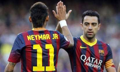 Xavi celebra un gol con Neymar. 