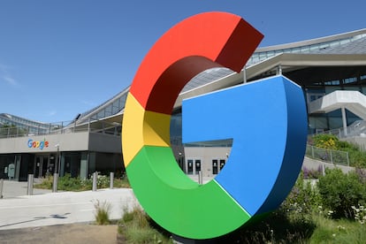 El logotipo de Google en un edificio de la sede de la compañía en Mountain View (California).