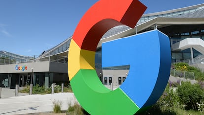 El logotipo de Google en un edificio de la sede de la compañía en Mountain View (California).