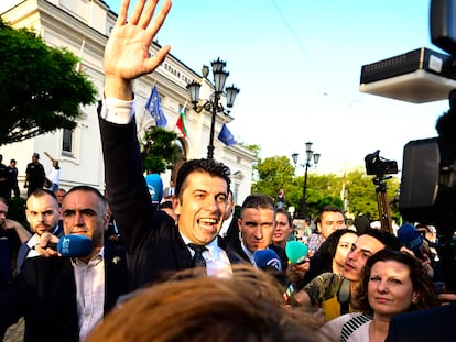 El primer ministro de Bulgaria, Kiril Petkov, saluda a sus simpatizantes poco después de perder la moción de censura contra su Gobierno.