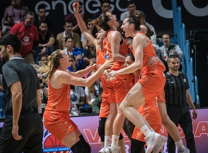 Las jugadoras del Valencia Basket celebran su victoria
