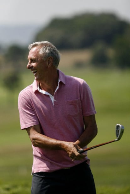 Johan Cruyff, jugando al golf en El Muntanyà