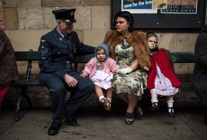 Una familia participa en la recreación de la Segunda Guerra Mundial, el 14 de octubre de 2018, en Pickering. 