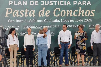 López Obrador abraza a la viuda de uno de los mineros, durante el evento de este viernes.