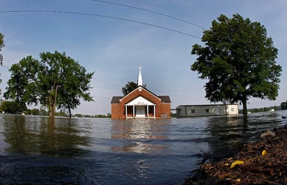 Una iglesia baptista, totalmente inundada en Bogota, en Tennesse.